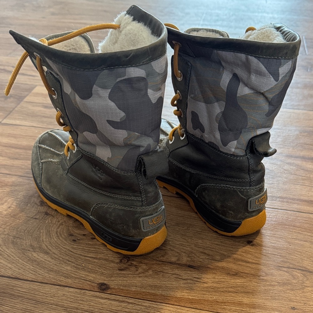 UGG Kids Boots with Yellow Laces - Picture 3 of 5